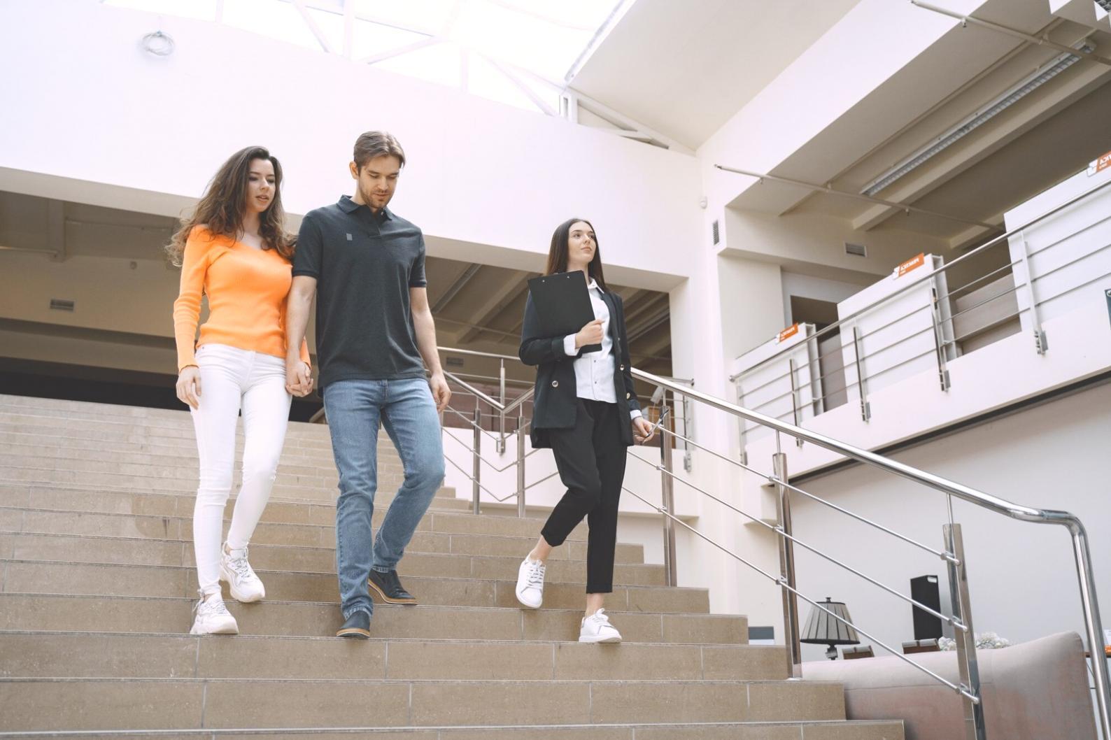 Personne consultant ses finances sur ordinateur